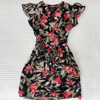 Nuevo Mini Vestido French Connection Línea A Envolvente en Negro y Rojo Floral Talla 6 Foto 1 de 4