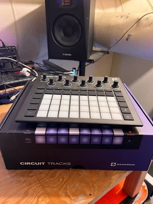 Caja de ranuras independiente Novation Circuit Tracks Foto 1 de 2