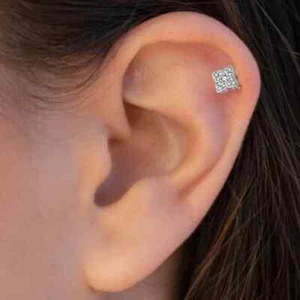 18G 5/16" Titanio Roscado Internamente Circonita cúbica Pavimentado LV Trébol Oreja Daith Conch Labret - Imagen 1 de 2