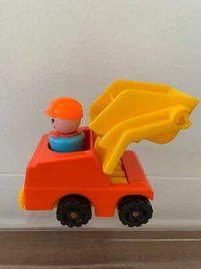VEHÍCULO DE CONSTRUCCIÓN Y CONDUCTOR FISHER PRICE LITTLE PEOPLE DE COLECCIÓN - Imagen 1 de 2