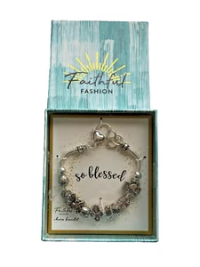 PULSERA CON ENCANTO TONO PLATA TAN BENDITA MODA FIEL - Imagen 1 de 1