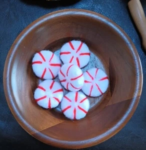 Primitive Bowl Filler Christmas Peppermint Candy Folk Art Michelle Andrews 1.75" - Picture 1 of 2