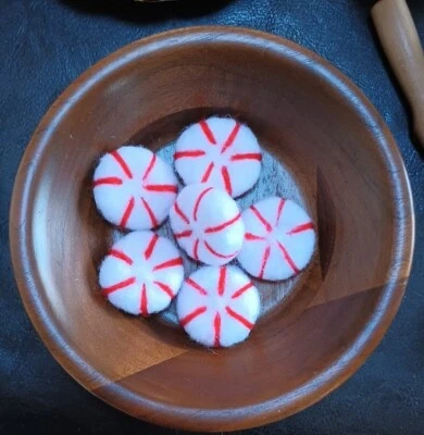 Primitive Bowl Filler Christmas Peppermint Candy Folk Art Michelle Andrews 1.75" - Image 1 of 2