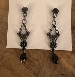 Orecchini pendenti traforati lampadario tono argento e nero Gun Metal �� - Foto 1 di 3