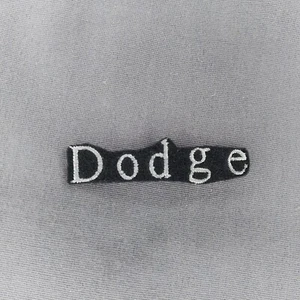 Parche de terciopelo 'Dodge' Spellout hierro 2 1/4"x1/2" - Imagen 1 de 2