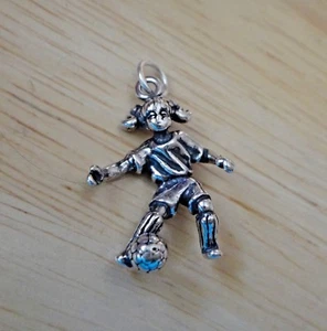 ¡Jugadora de fútbol para niñas de plata esterlina 3D 22x16 mm con dije de pelota! - Imagen 1 de 5