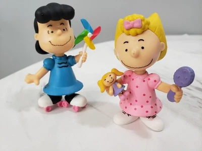 Boneco Peanuts Charlie Brown LUCY & SALLY patins e cata-vento Just Play - Imagem 1 de 4
