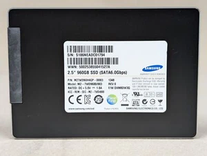 SAMSUNG MZ-7WD9600/003 2,5" 960 GB 6 Gb/s unità SSD SATA PN: MZ7WD960HAGP-00003 - Foto 1 di 6