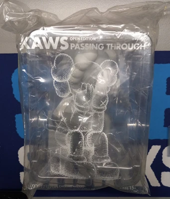 Figura Vinilo KAWS Passing Through Edición Abierta Gris NUEVA y Sellada Auténtica Foto 1 de 2