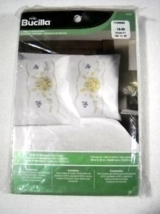 Bucilla Narzissenstrauß Kissenbezug gestempelt Stickerei 2er Set 46285 A NEU - Bild 1 von 5