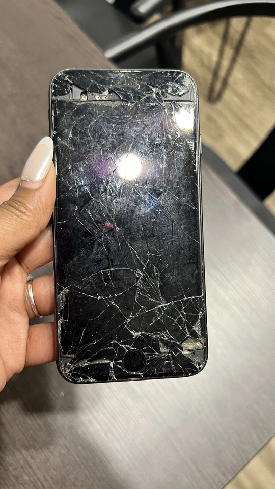 Apple iPhone 7 - 32 GB - Black (Boost Mobile) - Image 1 of 4