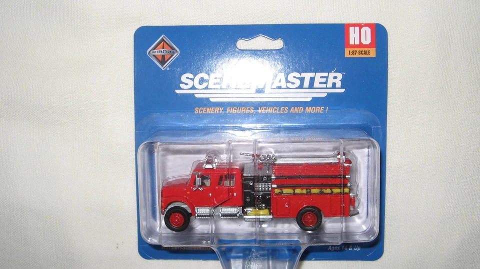 11841 Walthers SceneMaster International 4900 Crew CAB Fire Engine