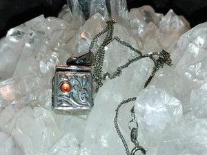 Sterling Silver Prayer Box "Strength"wq Pendant Garnet Accent Charm & Necklace - Imagen 1 de 9
