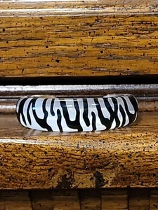 Pulsera RETRO Acrílico Ver a Través Cebra Blanco Negro Muy Bonita Espalda Dorada - Imagen 1 de 7