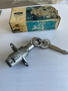 Vintage Ford Glove Box Lock Set, NOS, 2 Keys W/ Key Tag - Bild 1 von 2