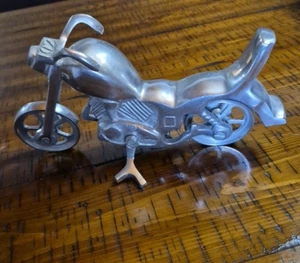 Vintage Motorrad Brutalist Metall Figur handbemalt Chrom mit rollenden Rädern - Bild 1 von 10