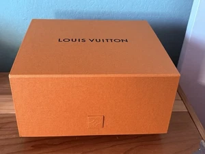 "Auténtica caja de regalo de almacenamiento vacía LOUIS VUITTON 11,5x10,5x5,5"" cerradura magnética" - Imagen 1 de 9