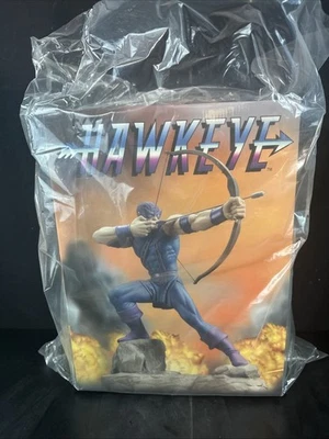 Nova estátua de porcelana Gavião Arqueiro 14” de altura herói rígido AP001/100 Avengers Artist Proof - Imagem 1 de 3