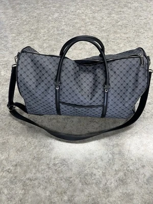 Bolso de Lona Steve Madden Weekender Monograma Negro y Gris Foto 1 de 4