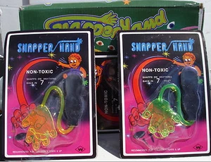 SNAPPER HANDS LOT OF 12 CARNIVALS, FESTIVAL.TOYS FAVORS. WITH HANDLE - Picture 1 of 1