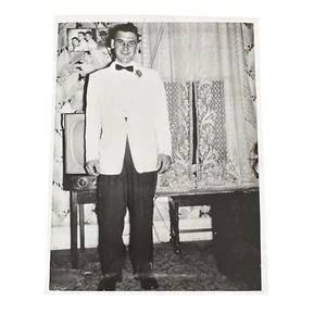Foto d'epoca giovane uomo in smoking fiocco cravatta ballo anni 50 soggiorno 5 x 7 - Foto 1 di 6