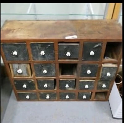 Armario estilo boticario primitivo de 20 cajones 31" x 26" faltan 3 cajones Foto 1 de 3