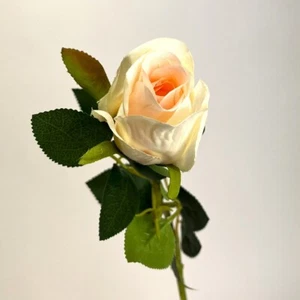 Rosebud grande | Rosa pálido | Falso artificial | Tallo de flor de seda | Vendedor del Reino Unido - Imagen 1 de 5