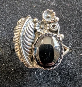 Vintage Womans Sterling Silver w/Leaf & 2 Small Flowers Top Black Onyx Sto Sz 9 - Picture 1 of 4