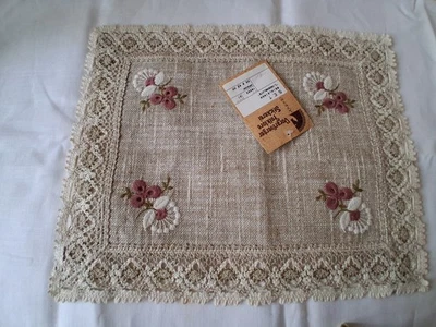 NAPPERON brodé 42 cm x 33 cm avec dentelle - Photo 1/3