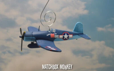 Avión de combate de la Segunda Guerra Mundial F4U Vought Corsair oveja negra VMF-214 adorno de Navidad Foto 1 de 4