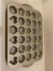 Nordic Ware Bundt Non-stick Teacake and Candies Pan 2.5 cup Hearts and flowers - Picture 1 of 5