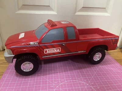 RARE - 2002 Powered Tonka Truck 3835 with engine/horn sounds with working lights - Image 1 of 4