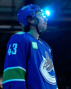 Foto de hockey de la NHL Quinn Hughes National Anthem Lights Vancouver Canucks 8x10 - Imagen 1 de 1