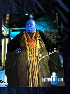 SIMON FISHER-BECKER Dorium Maldovar FIRMADA 8x10 DOCTOR WHO - CERTIFICADO DE AUTENTICIDAD - Imagen 1 de 3