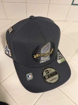 LA DODGERS Serie Mundial Campeones PARADE 2025 9FIFTY Nueva Era Gorra Sombrero PIN TROFEO Foto 1 de 4