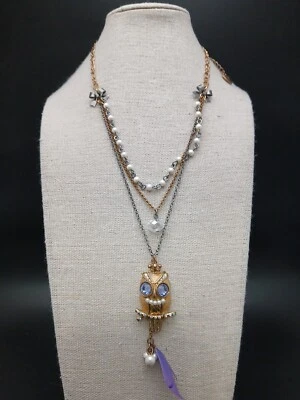 Colar pingente coruja pena cristais pérolas correntes multicamadas BETSY JOHNSON  - Imagem 1 de 4