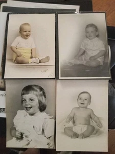 1940er Jahre Lot von 4 entzückenden Baby Fotos 5"x7" Junge & Mädchen. TOLLE Fotos!!  - Bild 1 von 4