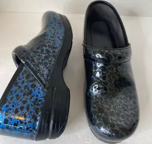 Dansko LT Pro Black /Blue Patent Womens Comfort Clogs Shoes Size 39 US 8.5 Mint - Picture 1 of 9