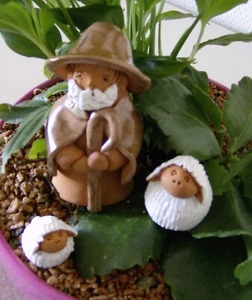 Keramikfigur Schäfer und Schafe, terrakotta mit Lasur, Handarbeit, 3teilig - Bild 1 von 7