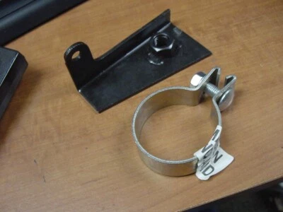 2 piezas de escape nuevas Triumph TR4 soporte delantero + abrazadera Foto 1 de 4