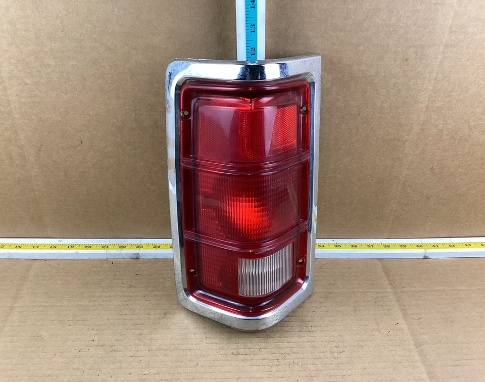 Задний левый задний фонарь в сборе со стороны водителя для Dodge Ramcharger 1988-1993 годов выпуска - Изображение 1 из 4