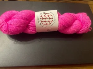 Alter verrosteter Stuhl handgefärbtes Garn ~ 100% Superwash Merinoholz ~ Bubble Pop elektrisch - Bild 1 von 4