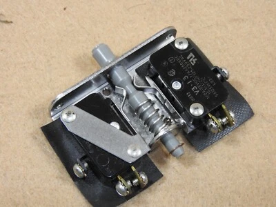 Micro Switch 24AC2 Door Interlock, T221, 15 Amp, 2SPDT, 1 NO, 1NC - New - Image 1 of 4