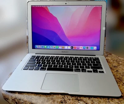 MacBook Air 2017 13" A1466 Intel Core i5-5350U 1,8 GHz 128 GB 8 GB sistema operativo Monterey Foto 1 de 4