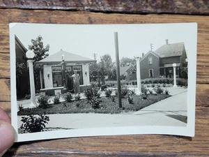 Antikes Foto Sinclair Öl Tankstelle sichtbare Pumpen 4,5x3 schwarz weiß  - Bild 1 von 7
