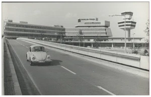 C7351/ Berlin Tegel Flughafen Pressefoto 70/80er Jahre 20,5 x 13 cm VW Käfer - Bild 1 von 2