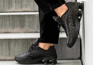nike shox black r4