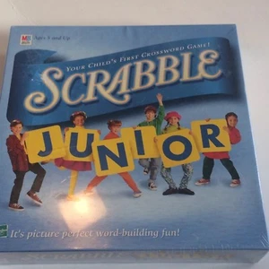 Scrabble Junior Alter 5+ Milton Bradley Hasbro Kreuzworträtsel Neu Kunststoff an Ort und Stelle - Bild 1 von 2
