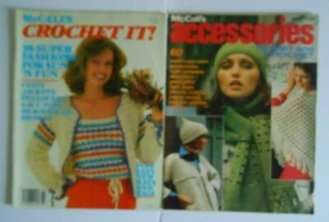 2 McCall's gehäkelte Strick Zeitschriften 70er Jahre Mützen Taschen Westen Jacken Tops etc. - Bild 1 von 2