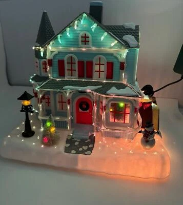 Holiday Splendor 2001 casa de fibra óptica iluminada que cambia de color pueblo de Navidad Foto 1 de 4